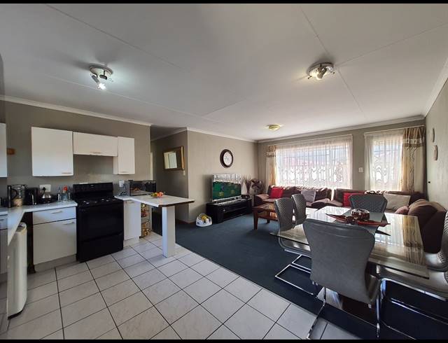 3 BEDROOM SIMPLEX FOR SALE IN COUNTRY VIEW